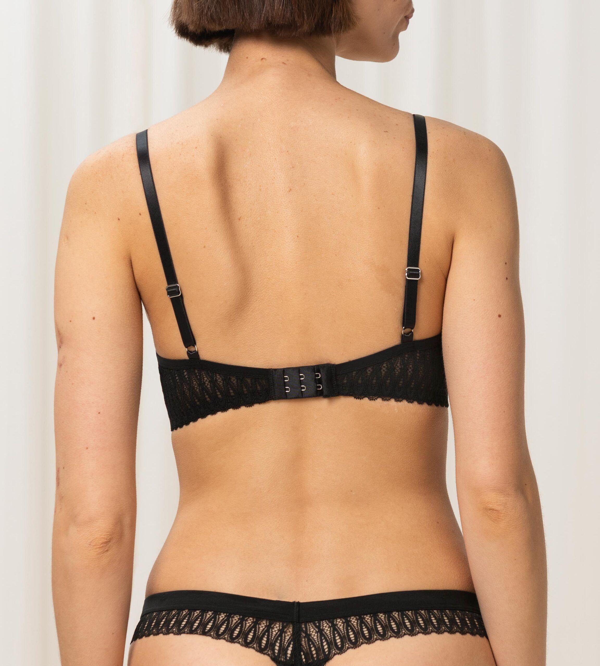 Triumph Aura Spotlight WHP schwarz - von hinten Triumph Aura Spotlight WHP schwarz - von hinten