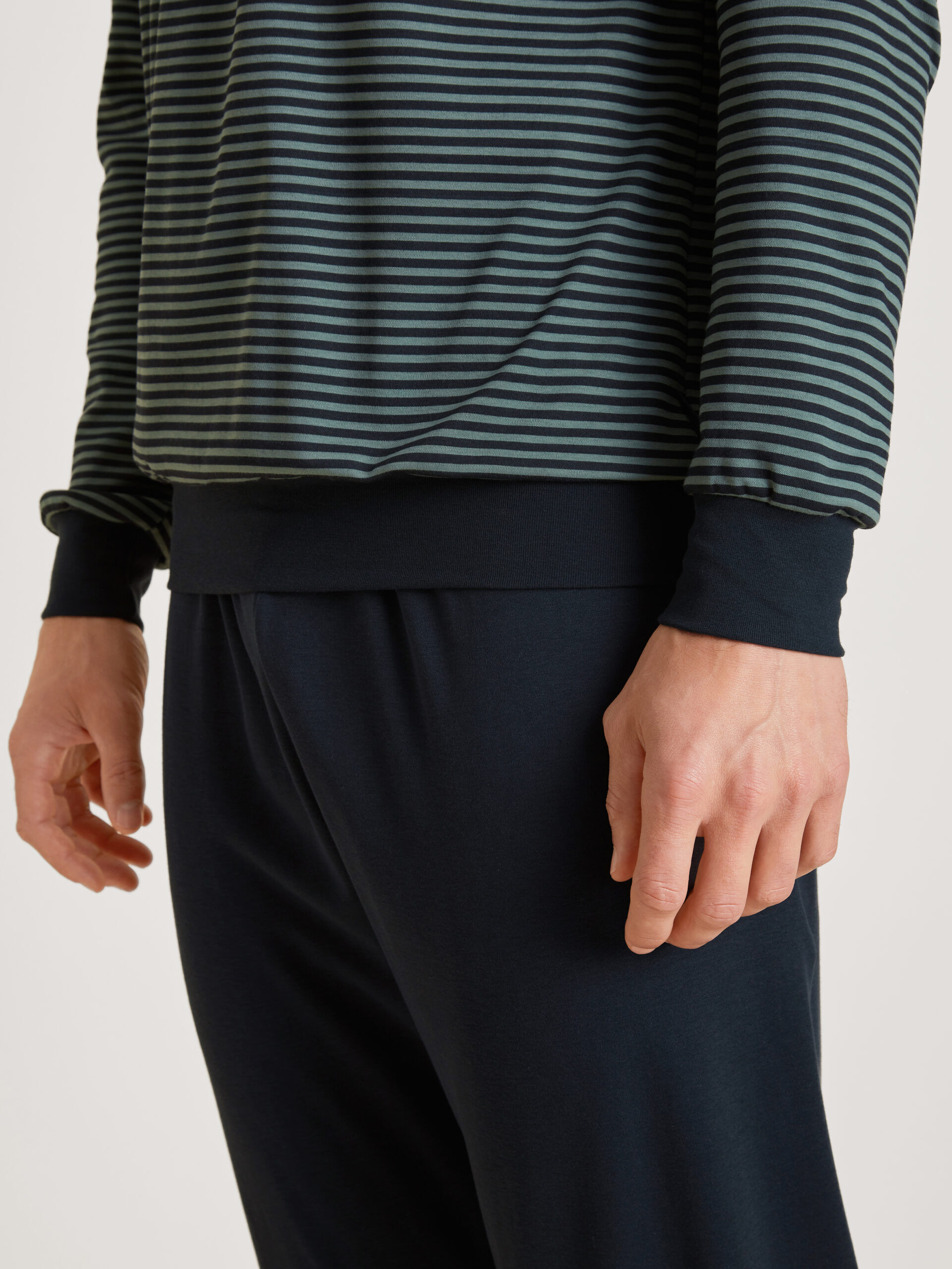 Calida Herren Bündchenpyjama dark glen - Details