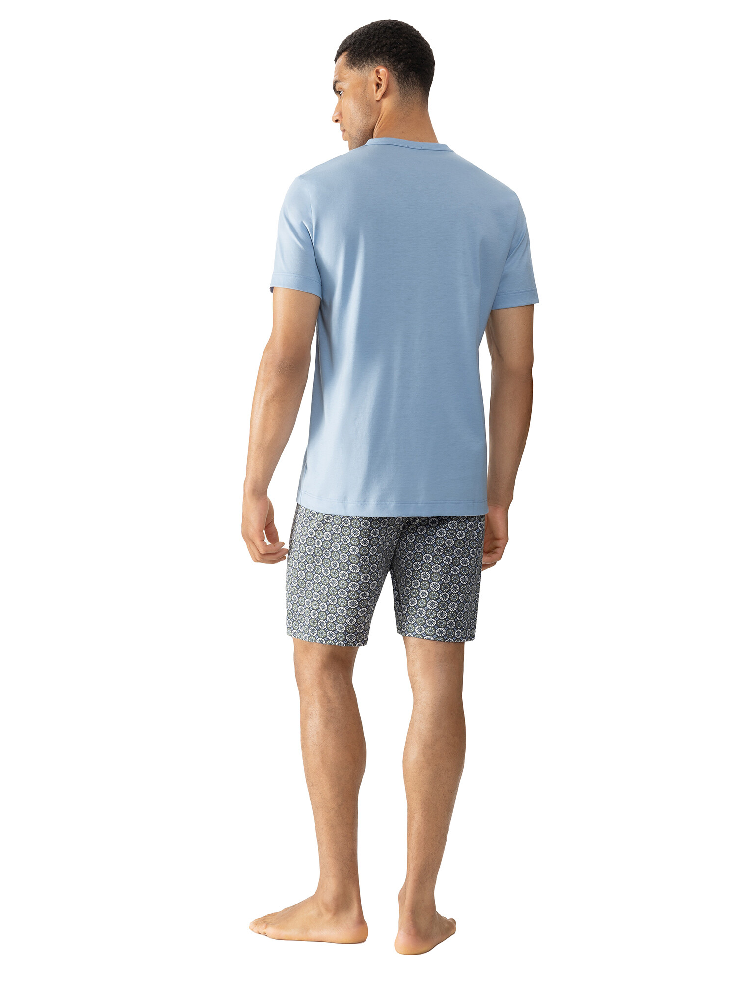 Mann in hellblauer Mey T-Shirt und gemusterter Shorts