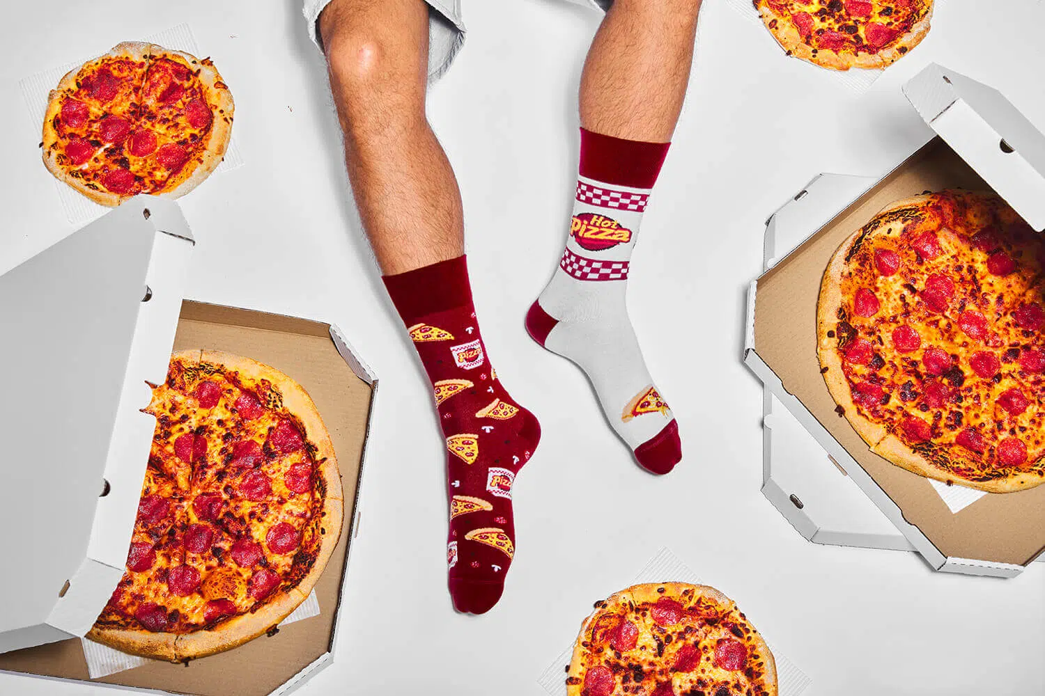Many-Mornings-Socken-Pizza-Slice-im-Bild|ManyMSockenPizzaSlice