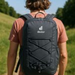 Mann trägt Deuter Gogo Rucksack im Sommer beim Wandern